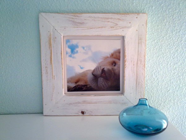 Marco de fotos hecho blanco con madera envejecida