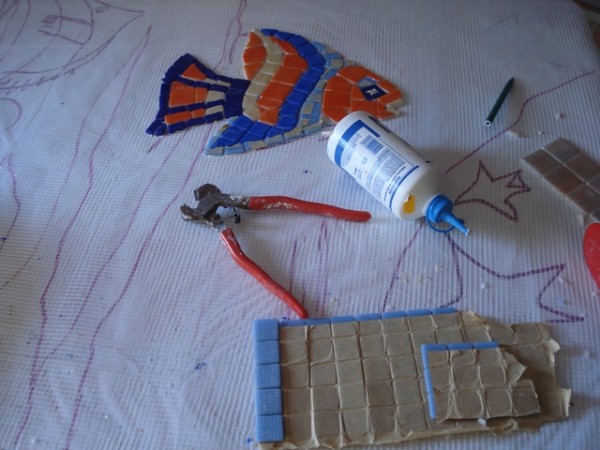 recortando y creando figuras para mosaico con azulejos