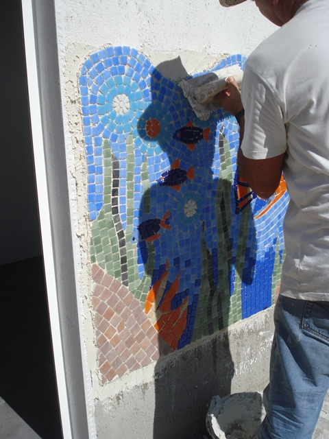 colocación con cola blanca de mosaico en pared