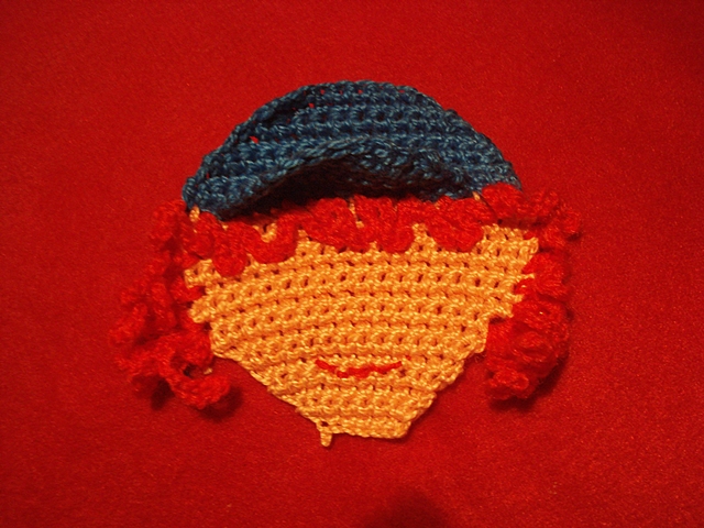 broche de crochet con gorra azul
