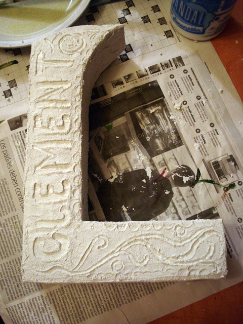 Dibujando sobre pasta de relieve en letra de cartón