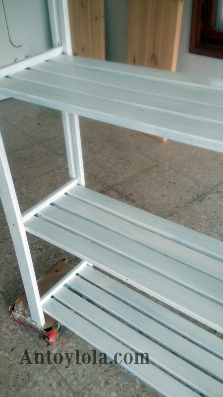 estantería de madera pintada con efecto desgastado